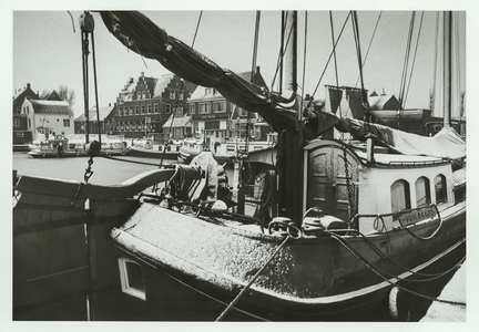 NNC-85-265-01 Sneeuw in de haven van Volendam.