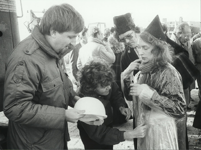 NNC-85-267-01 De eerste paal van de de sporthal wordt geslagen door wethouder Nelly Veerman-Tol. Hier krijgt ze een ...