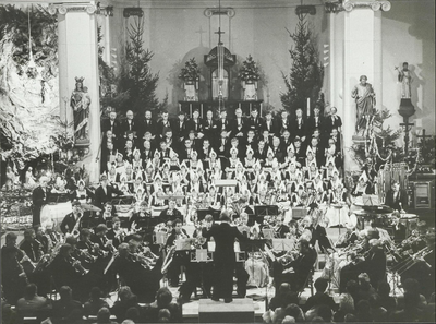 NNC-86-271-01 Het Nieuwjaarsconcert in de St. Vincentiuskerk met o.a. het Volendams Operakoor en Fanfarekorps Wilhelmina.