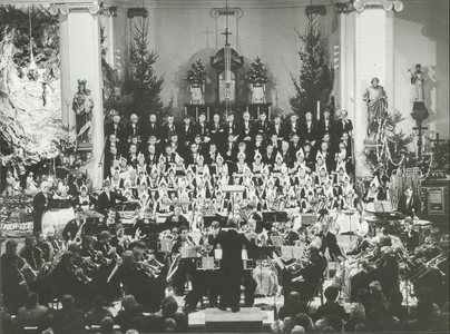 NNC-86-271-01 Het Nieuwjaarsconcert in de St. Vincentiuskerk met o.a. het Volendams Operakoor en Fanfarekorps Wilhelmina.