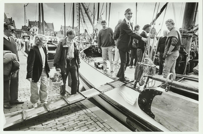 NNC-86-328-01 Staatssecretaris Frits Bolkestein op bezoek in Volendam. Wethouder Nelly Veerman Tol (Juffrouw Nelly) ...