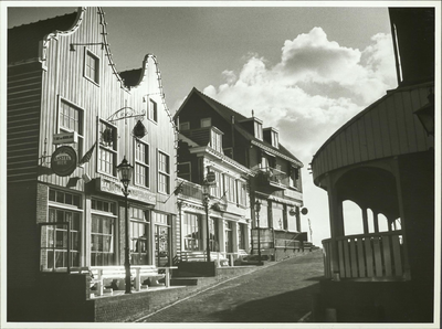  De Brugstraat met eerst de panden van Café-bar 't Gat van Nederland en op de hoek van de dijk Café Binken - nu 't Havengat.