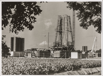 NNC-BM-0091 Sloop van de boortoren van de NAM, voor proefboringen naar gas