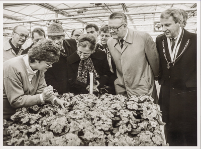 NNC-BM-0137 Werkbezoek van CvdK. Roel de Wit aan een tuincentrum. Rechts burgemeester Wim Cattel