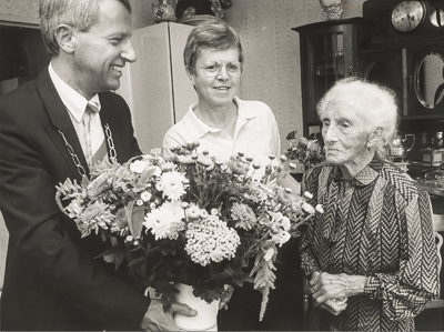 NNC-BM-0170 Burgemeester Cattel feliciteert 100-jarige Mevrouw van Heusden