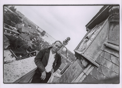 NNC-Mo-0094 Beiaardier Henk Verhoef staande boven op de Speeltoren