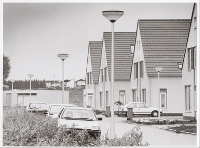 NNC-Mo-0198 Restauratie van huisjes Evangelisch-Lutherse gemeente vordert gestadig