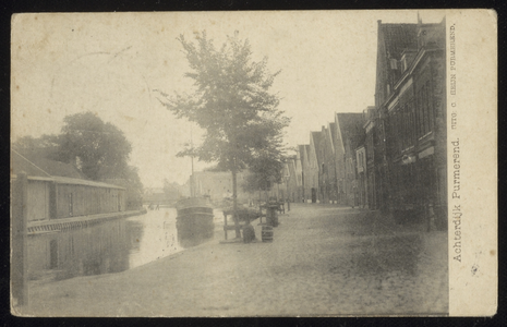 VHP001000001_011 De Achterdijk loopt vanaf de Weerwal naar het Looiersplein en lag vroeger geheel langs het water de ...