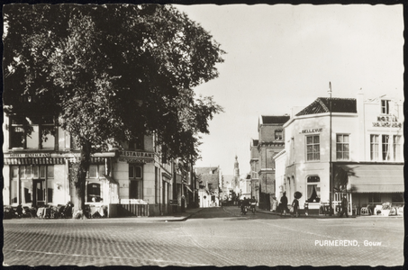 VHP001000017_026 De Gouw gaat in de binnenstad van de Hoogstraat naar het Tramplein. Deze straat is al in de 13de eeuw ...