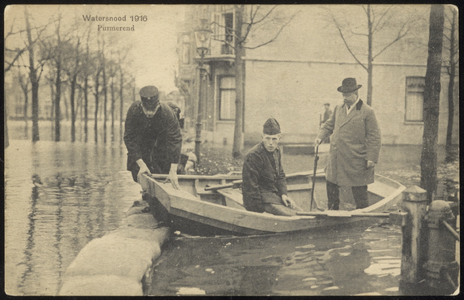 VHP001000021_027 Als gevolg van een zware noordwester storm brak in januari 1916 de Waterlandse Zeedijk tussen ...