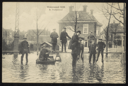 VHP001000021_030 Als gevolg van een zware noordwester storm brak in januari 1916 de Waterlandse Zeedijk tussen ...