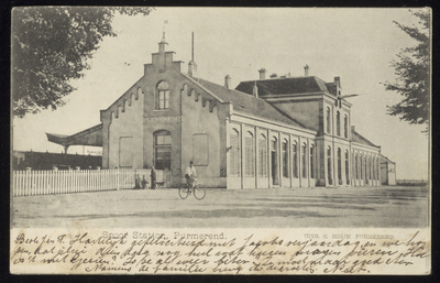 VHP001000085_009 Het station van de Nederlandse Spoorwegen werd in 1884 gebouwd. Omdat dit gebouw boven op de spoordijk ...