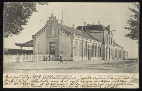 VHP001000085_009 Het station van de Nederlandse Spoorwegen werd in 1884 gebouwd. Omdat dit gebouw boven op de spoordijk ...