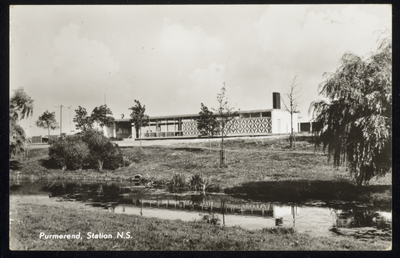 VHP001000085_023 Nadat het vorige station uit 1884 tegen de vlakte was gegaan, werd in 1957 een nieuw station door de ...