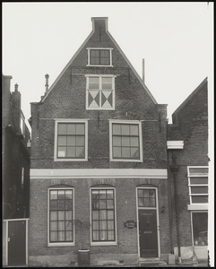 VHP002000003_0073 Rijksmonument. Dit pand, voorzien van een tuitgeval, dateert uit het derde kwart van de 18e eeuw en ...