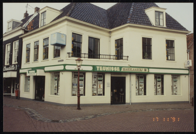 VHP002000009_0021 Teunissen Makelaardij. Ooit was hier het café van de fam. Switzer Het wapen van Purmerend en hierna ...