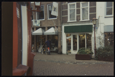 VHP002000009_0054 Links het “Boekeneiland”. boekhandel De Wit. Ooit was hier groente- en fruitzaak S. Groen. Rechts: ...