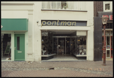VHP002000009_0069 Schoenenwinkel van Pontman . In de vooroorlogse jaren zat hier de manufacturen- en beddenwinkel van Kuiper.