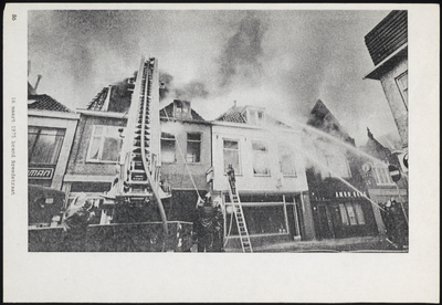 VHP002000009_0103 Een grote uitslaande brand op 16 maart 1975 in de panden 5-13, w.o. Nelson Schoenhandel, Engel ...