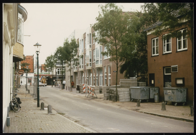 VHP002000017_0048 De Gouw gaat in de binnenstad van de Hoogstraat naar het Tramplein. Deze straat is al in de 13de eeuw ...