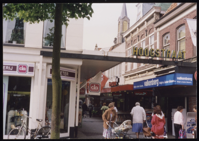 VHP002000022_0039 Links DA drogisterij voorheen Piet de jongh. Valkenberg nr.2.-De Hoogstraat gaat van de Nieuwstraat ...