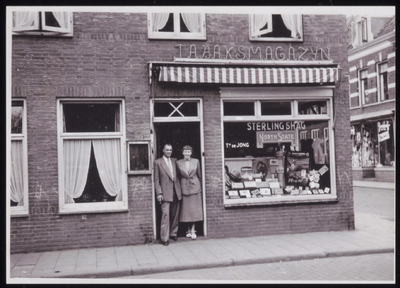VHP002000037_0296 In 1905 was hier een bakkerij met winkel en dinsdagcafé. In 1942 werd dit vervangen door een nieuw ...