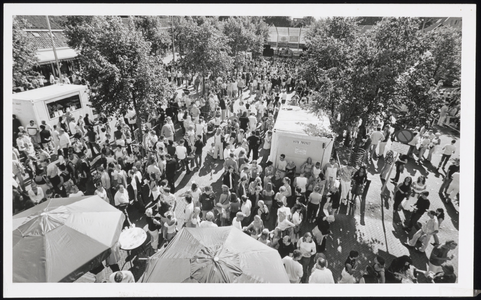 VHP002000037_0438 Rondom de hele Koemarkt zijn nu veel uitgaans- en eetgelegenheden te vinden. Vroeger waren dit bijna ...