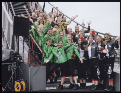 VHP002000046_0027 Feestelijke opening Melkwegbrug. Twee groepen van ER Studio hadden zich in de stromende regen ...