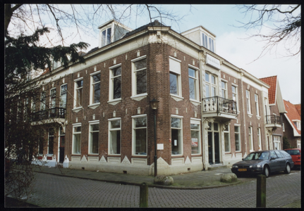 VHP002000054_0034 De Nieuwegracht gaat vanaf het Tramplein naar de Nieuwstraat langs de noordzijde van de stadsgracht. ...