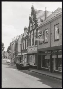 VHP002000060_0016 De Peperstraat hoort samen met de Hoogstraat en de Gouw tot de oudste straten van de stad. Al in de ...