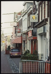 VHP002000060_0061 De Peperstraat hoort samen met de Hoogstraat en de Gouw tot de oudste straten van de stad. Al in de ...