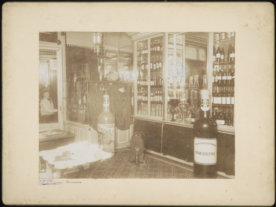 VHP002000060_0142 Op Peperstraat 16 begon Gerrit Oud in 1877 een wijnhandel. De wijnhandel onder de naam Wed. G. Oud ...