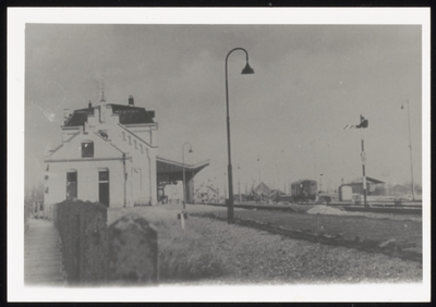 VHP002000085_0008 Het station van de Nederlandse Spoorwegen werd in 1884 gebouwd. Omdat dit gebouw boven op de ...