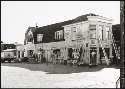 VHP002000086_0140 Op 4 augustus 1976 slaat burgemeester drs. J.A.C. van Burg de eerste paal voor het Willem Eggert City ...