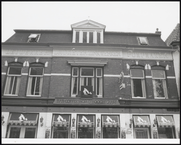 VHP002000094_0019 Gemeentelijk monument. Datering:1895. Dit oorspronkelijke winkel-woonhuis met loodgieterswerkplaats ...