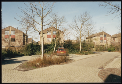 VHP002000141_0001 Deze straat maakt deel uit van de wijk De Gors. Medio 1976 werd begonnen met de bouw in het plan ...