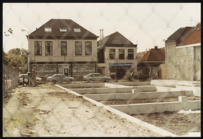 VHP002000156_0024 Een rij woningen en een smederij aan de westkant van het Looiersplein is afgebroken om plaats te ...