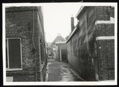 VHP002000185_0015 Op de hoek van de Schoolsteeg en de Zuidersteeg stond tot de jaren zeventig het wijnpakhuis van de ...