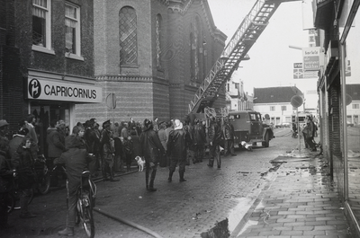 VHP003000005_0005 Een grote uitslaande brand op 16 maart 1975 in de panden 5-13, w.o. Nelson Schoenhandel, Engel ...