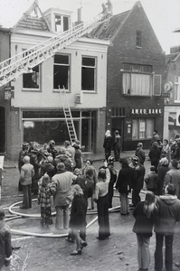VHP003000005_0020 Een grote uitslaande brand op 16 maart 1975 in de panden 5-13, w.o. Nelson Schoenhandel, Engel ...