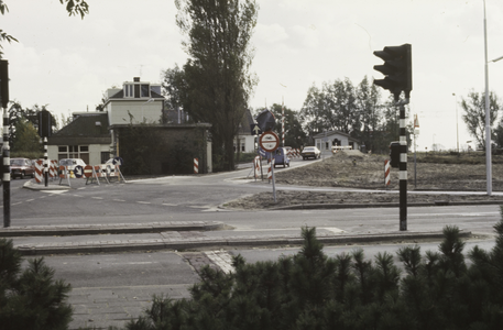 VHP003000077_0010 De Purmersteenweg gaat nu van het Looiersplein naar de spoorwegtunnel en sluit aan op de ...