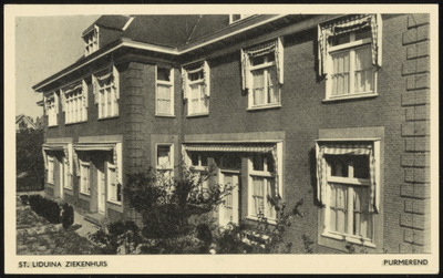 VHP001000015_051 Gemeentemonument.Aan de Emmakade is in 1912 het pension St. Liduina gebouwd, als een ...