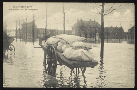 VHP001000021_026 Als gevolg van een zware noordwester storm brak in januari 1916 de Waterlandse Zeedijk tussen ...