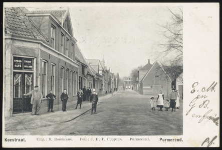 VHP001000038_002 Tegenover de school op de hoek met de Nieuwstraat/Koestraat was een café met de naam “Spoorzicht”. ...