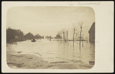 VHP001000053_001 Als gevolg van een zware noordwester storm brak in januari 1916 de Waterlandse Zeedijk tussen ...