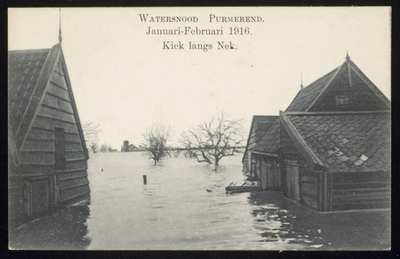 VHP001000053_010 Als gevolg van een zware noordwester storm brak in januari 1916 de Waterlandse Zeedijk tussen ...