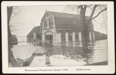 VHP001000053_012 Als gevolg van een zware noordwester storm brak in januari 1916 de Waterlandse Zeedijk tussen ...