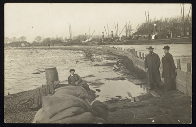 VHP001000053_013 Als gevolg van een zware noordwester storm brak in januari 1916 de Waterlandse Zeedijk tussen ...