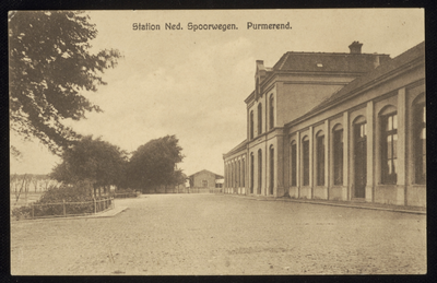 VHP001000085_011 Het station van de Nederlandse Spoorwegen werd in 1884 gebouwd. Omdat dit gebouw boven op de spoordijk ...