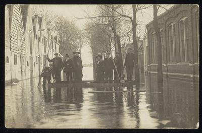 VHP001000091_003 Als gevolg van een zware noordwester storm brak in januari 1916 de Waterlandse Zeedijk tussen ...